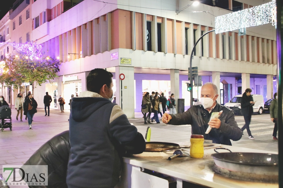 Calles abarrotadas en Badajoz para disfrutar del alumbrado navideño y el mercado