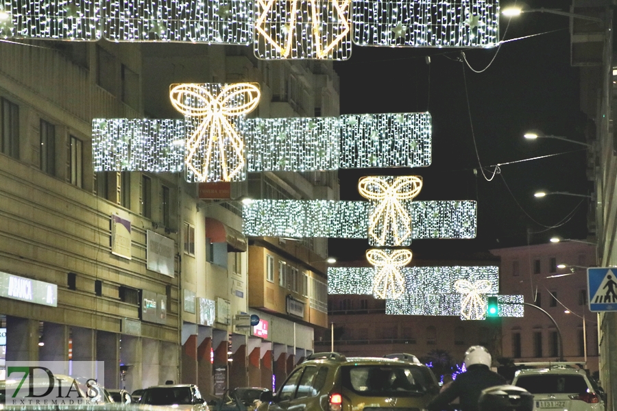 Calles abarrotadas en Badajoz para disfrutar del alumbrado navideño y el mercado