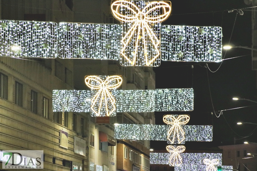 Calles abarrotadas en Badajoz para disfrutar del alumbrado navideño y el mercado