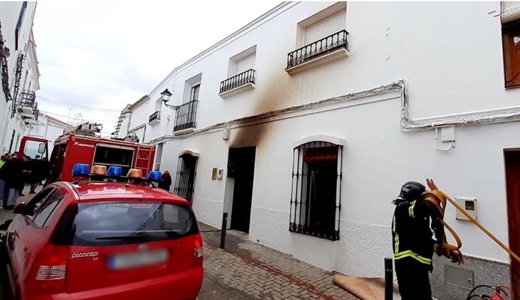 Bomberos del CPEI actúan en un incendio de vivienda en la localidad de Usagre (BA)