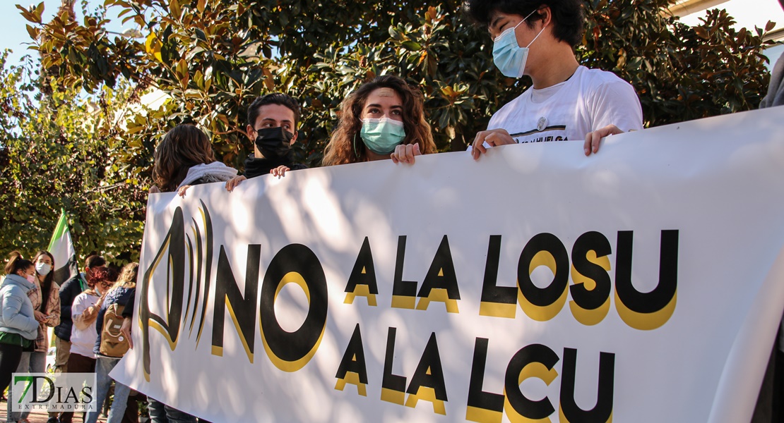 REPOR - Los estudiantes extremeños vacían las aulas y llenan las calles