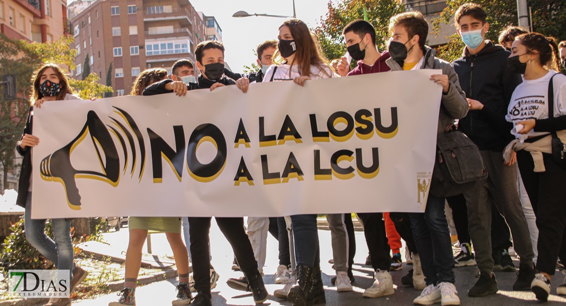 REPOR - Los estudiantes extremeños vacían las aulas y llenan las calles