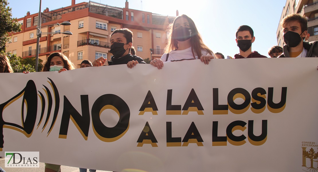 REPOR - Los estudiantes extremeños vacían las aulas y llenan las calles