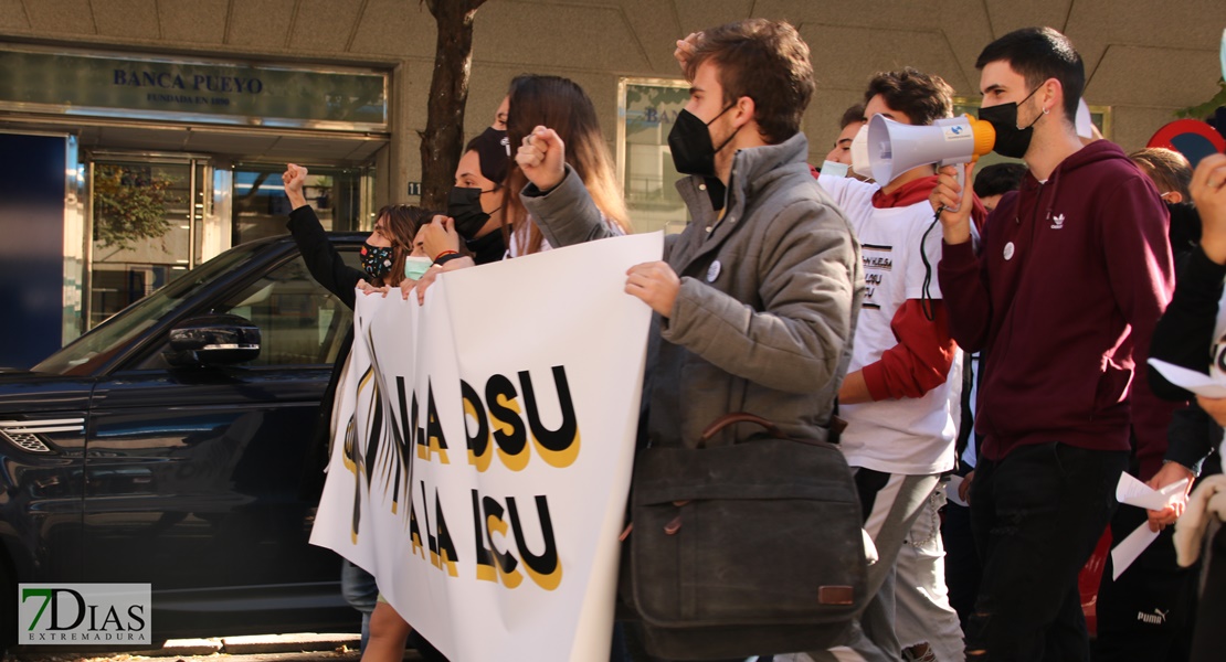 REPOR - Los estudiantes extremeños vacían las aulas y llenan las calles