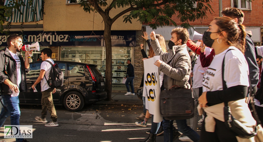 REPOR - Los estudiantes extremeños vacían las aulas y llenan las calles