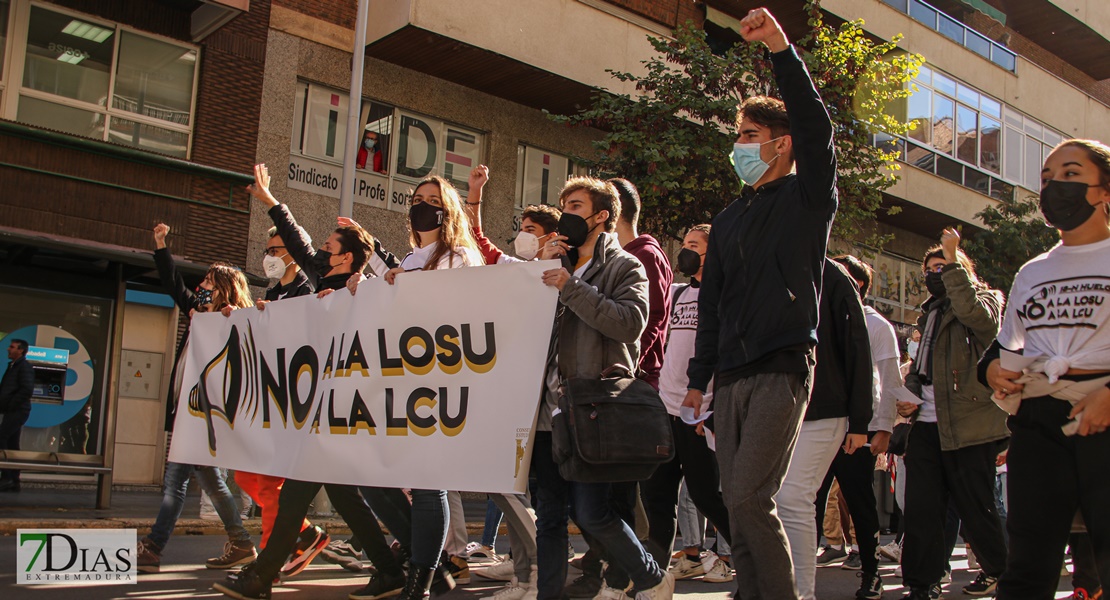 REPOR - Los estudiantes extremeños vacían las aulas y llenan las calles