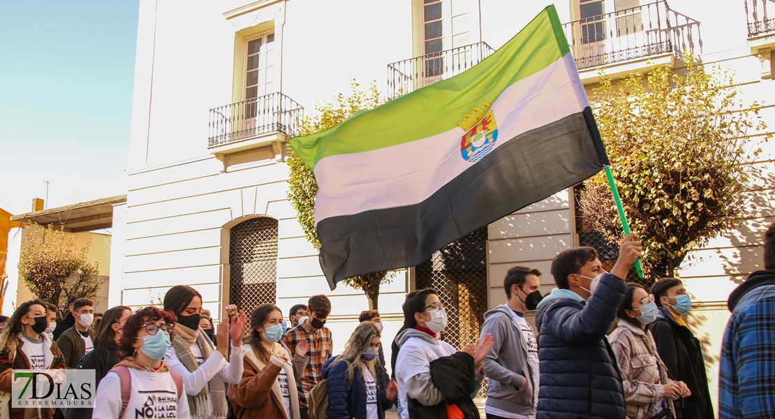 REPOR - Los estudiantes extremeños vacían las aulas y llenan las calles