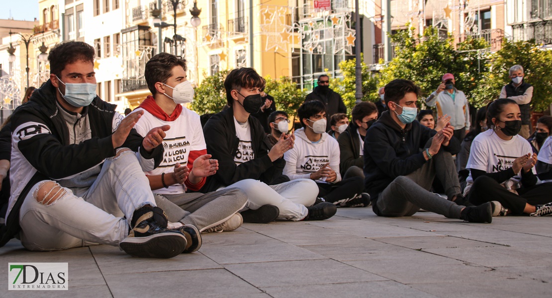 REPOR - Los estudiantes extremeños vacían las aulas y llenan las calles