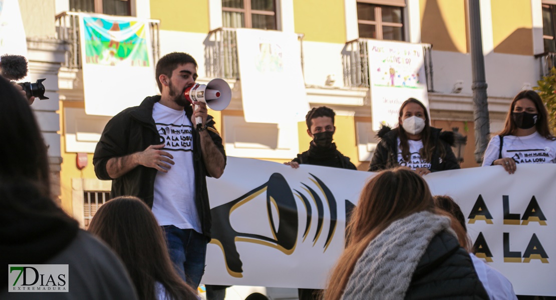 REPOR - Los estudiantes extremeños vacían las aulas y llenan las calles