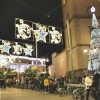 Calles abarrotadas en Badajoz para disfrutar del alumbrado navideño y el mercado