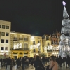 Calles abarrotadas en Badajoz para disfrutar del alumbrado navideño y el mercado