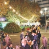 Calles abarrotadas en Badajoz para disfrutar del alumbrado navideño y el mercado