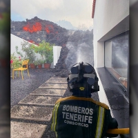 La lava entra en las casas y ya son más de 5.000 las personas evacuadas