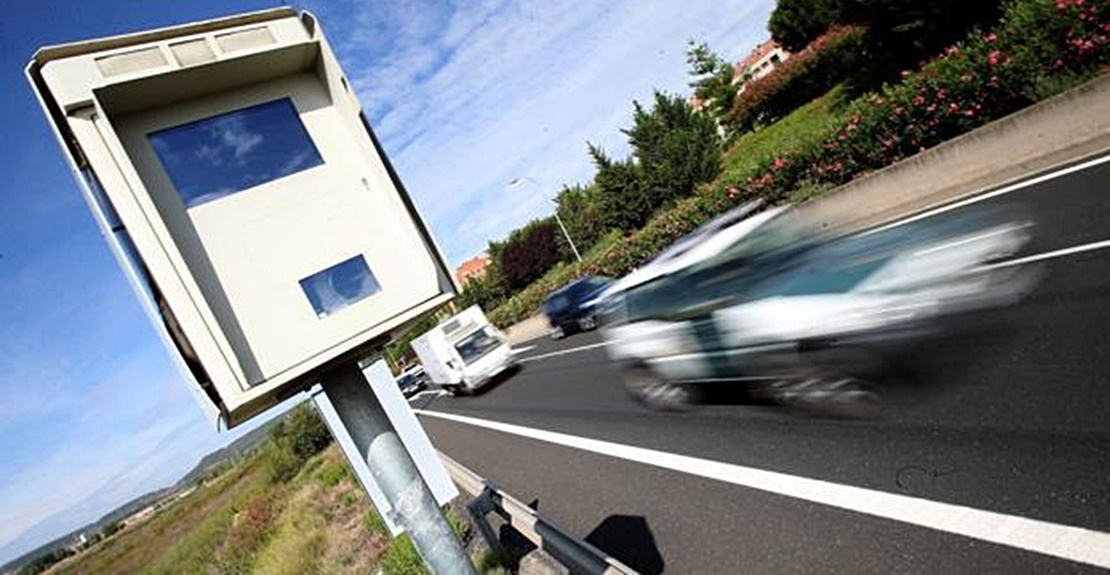 ¿Puedo ser multado por un radar si estoy adelantando en una carretera convencional?