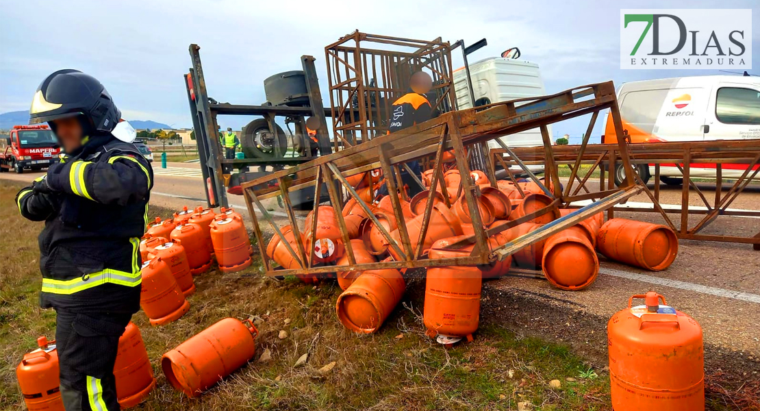 Un camión cargado de bombonas se accidenta en la EX-103