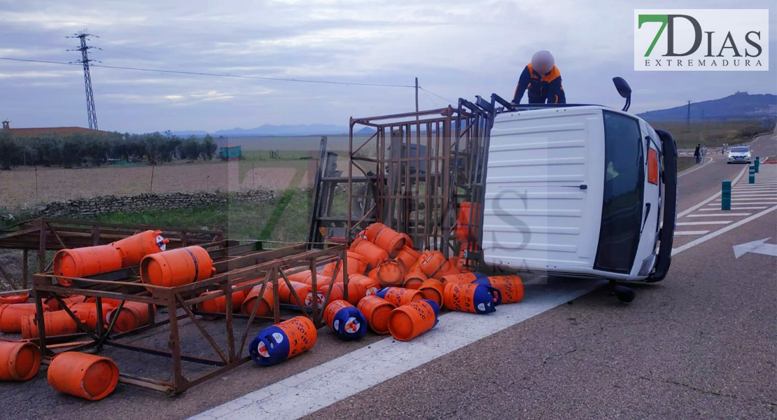 Un camión cargado de bombonas se accidenta en la EX-103