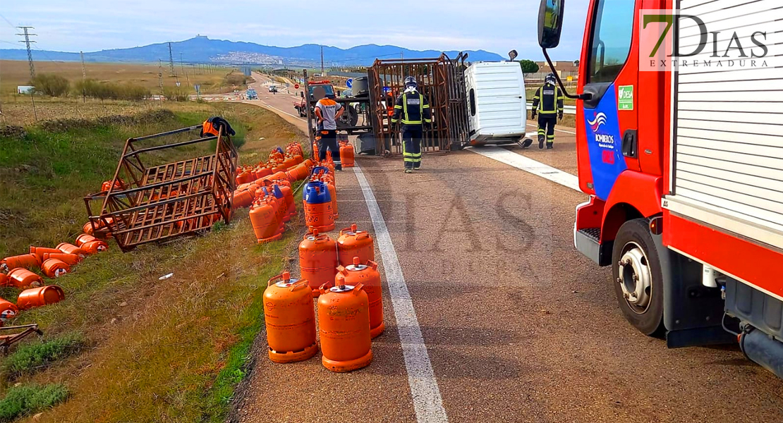 Un camión cargado de bombonas se accidenta en la EX-103