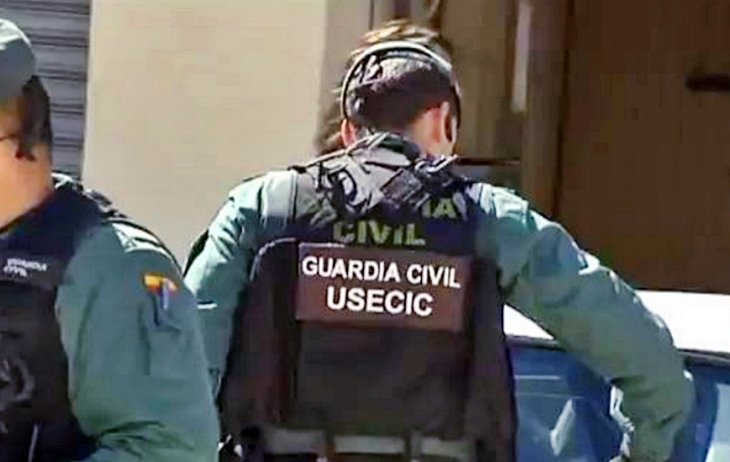 Amplio dispositivo de la Guardia Civil en una operación antidroga en la calle Gurugú de Badajoz