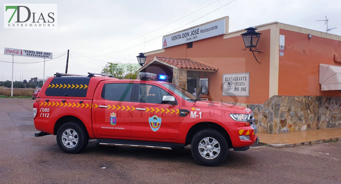 Bomberos de Badajoz actúan en un incendio en la Venta Don José (Badajoz)