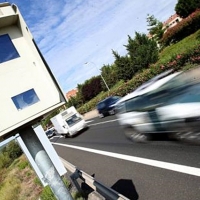 ¿Puedo ser multado por un radar si estoy adelantando en una carretera convencional?