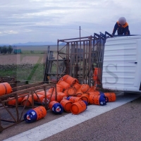 Un camión cargado de bombonas se accidenta en la EX-103