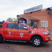 Bomberos de Badajoz trabajan en un incendio en la venta Don José