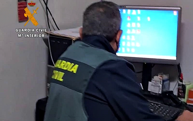 La Guardia Civil detiene a dos personas por revelar secretos de empresa