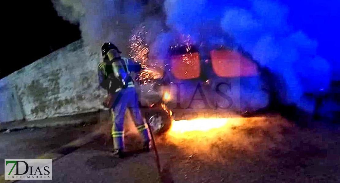 Queda calcinado otro vehículo en las calles de Badajoz