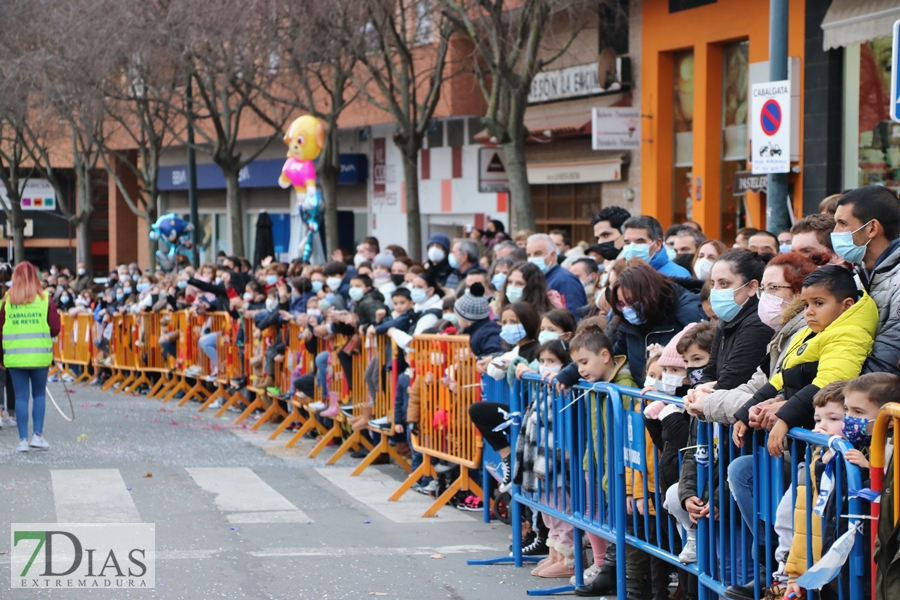 Los pacenses vuelven a disfrutar de la tradicional Cabalgata de los Reyes Magos