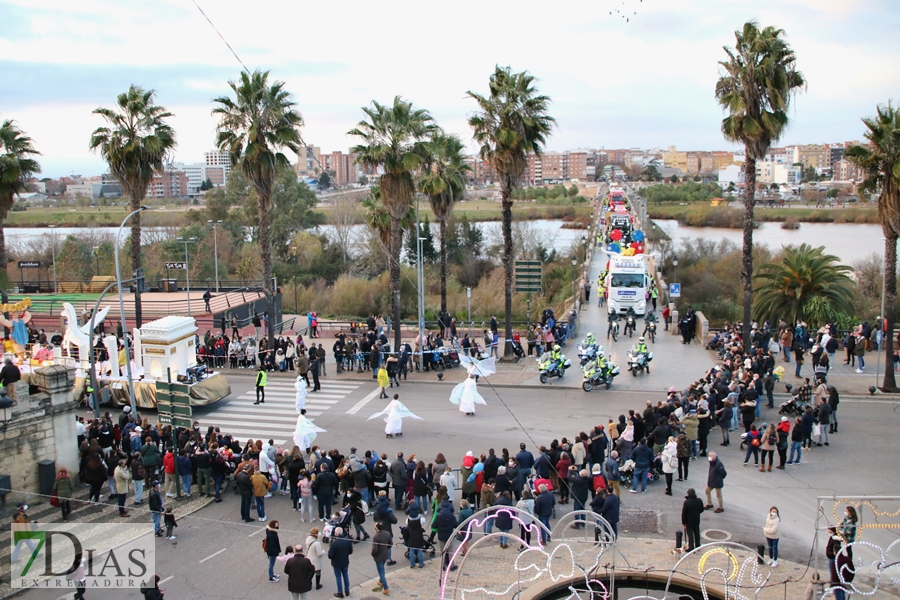 Los pacenses vuelven a disfrutar de la tradicional Cabalgata de los Reyes Magos