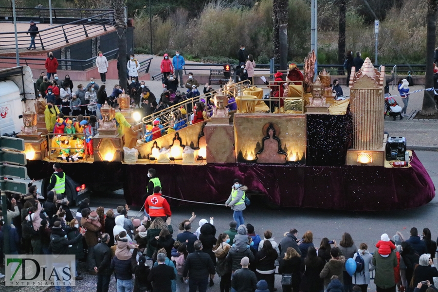 Los pacenses vuelven a disfrutar de la tradicional Cabalgata de los Reyes Magos