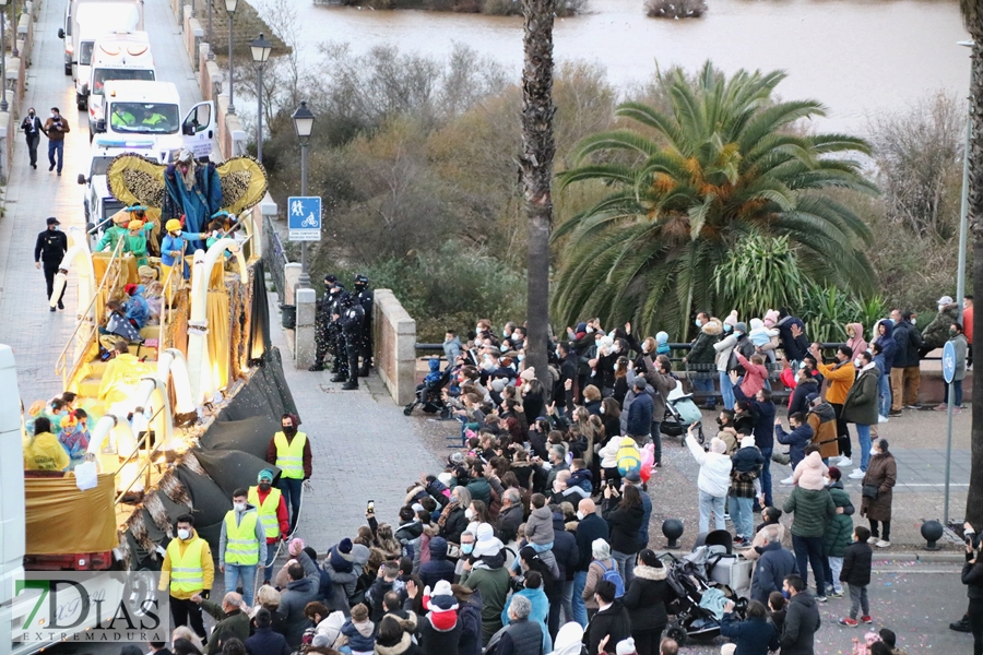 Los pacenses vuelven a disfrutar de la tradicional Cabalgata de los Reyes Magos