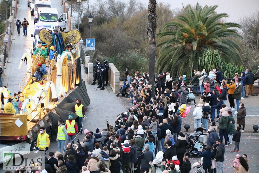 Los pacenses vuelven a disfrutar de la tradicional Cabalgata de los Reyes Magos