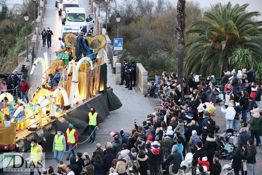 Los pacenses vuelven a disfrutar de la tradicional Cabalgata de los Reyes Magos