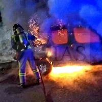 Queda calcinado otro vehículo en las calles de Badajoz