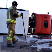 Un tráiler vuelca en la entrada a Badajoz desde Valverde