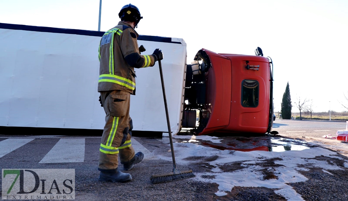 Un tráiler vuelca en la entrada a Badajoz desde Valverde