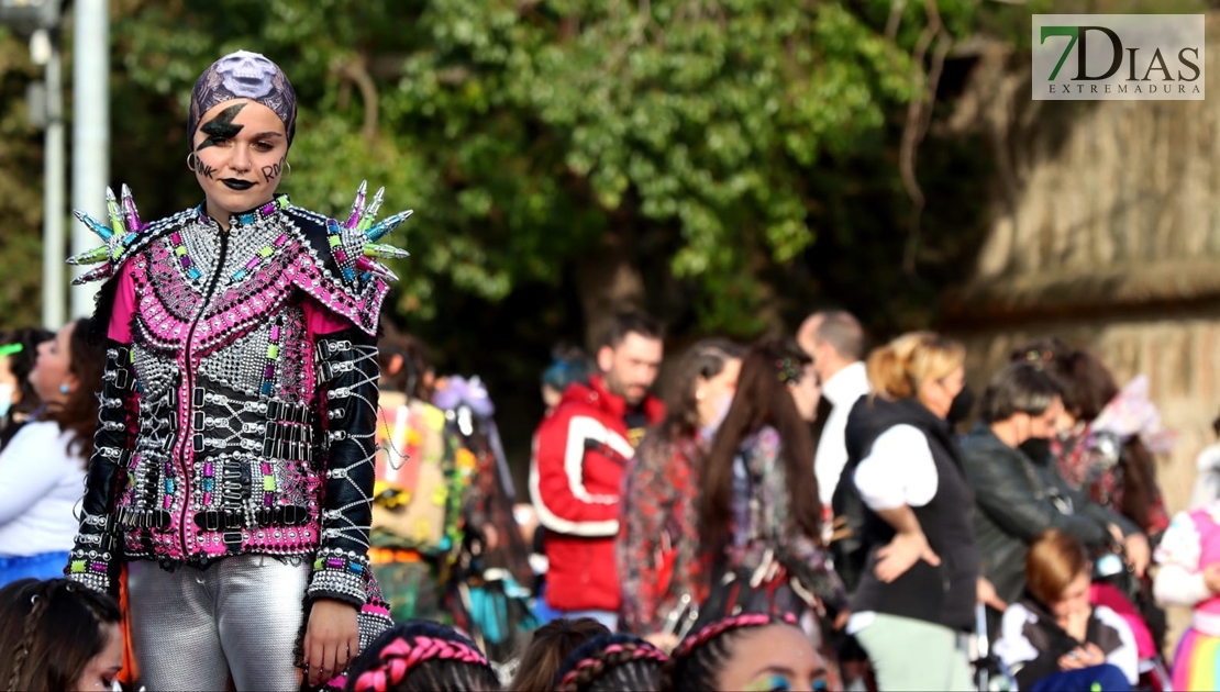 Gran ambiente en las calles de Badajoz para celebrar el regreso del Carnaval