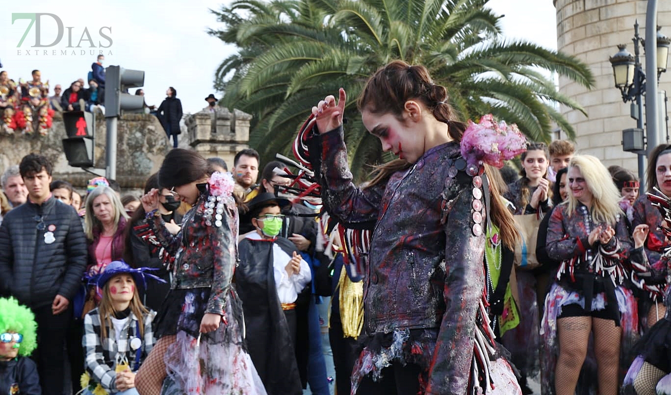 Gran ambiente en las calles de Badajoz para celebrar el regreso del Carnaval