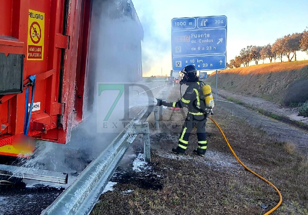 Un incendio en un camión provoca el corte de un carril en la A-66 a su paso por Badajoz