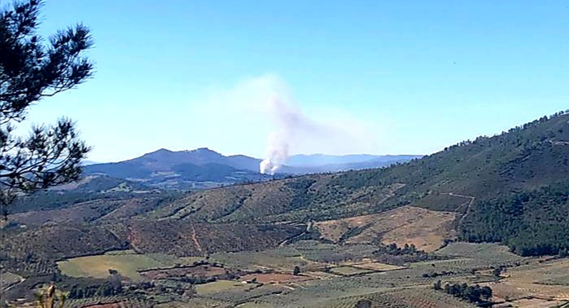 Complicadas labores para sofocar un incendio forestal en Santibañez el Alto (Cáceres)