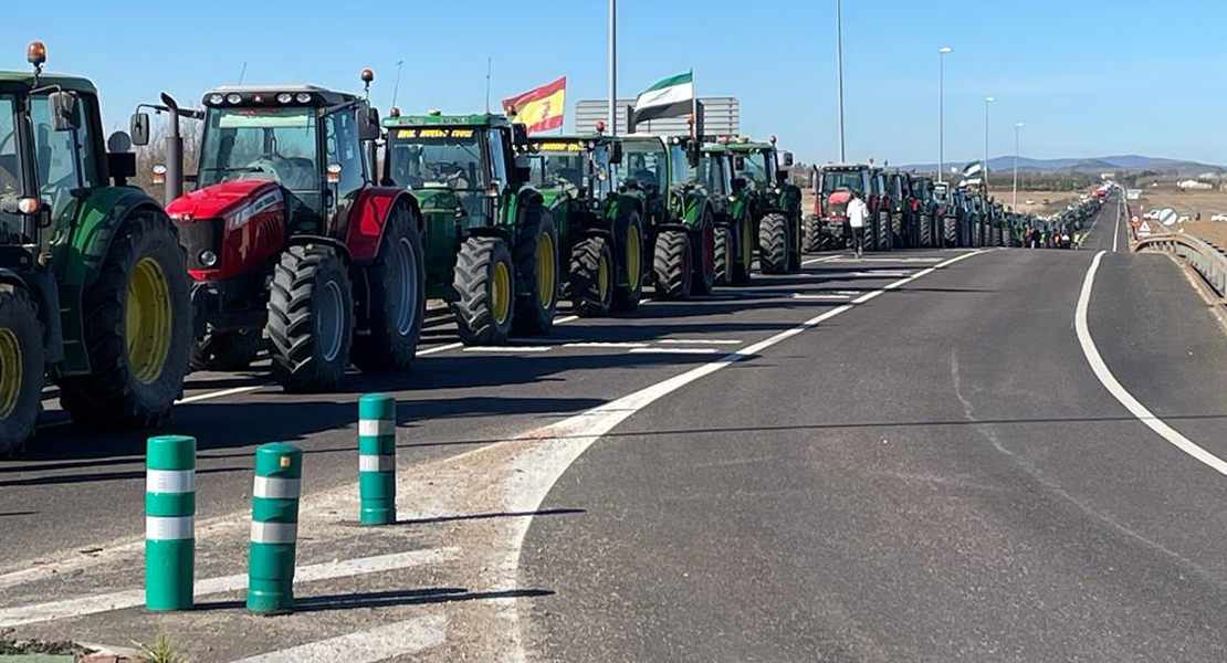 Agricultores cortan la autovía como protesta y en defensa del campo extremeño