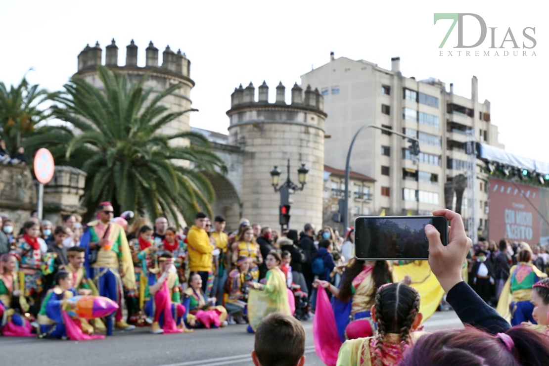 Gran ambiente en las calles de Badajoz para celebrar el regreso del Carnaval