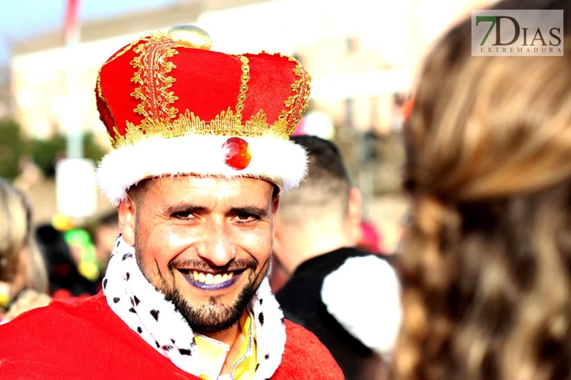 Gran ambiente en las calles de Badajoz para celebrar el regreso del Carnaval