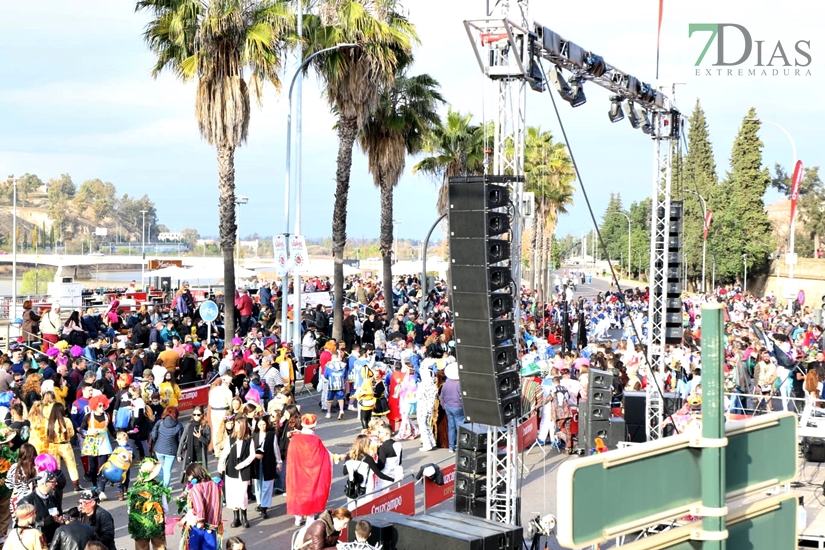 Gran ambiente en las calles de Badajoz para celebrar el regreso del Carnaval