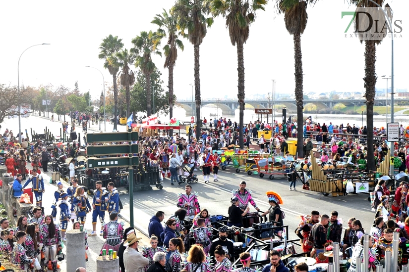 Gran ambiente en las calles de Badajoz para celebrar el regreso del Carnaval