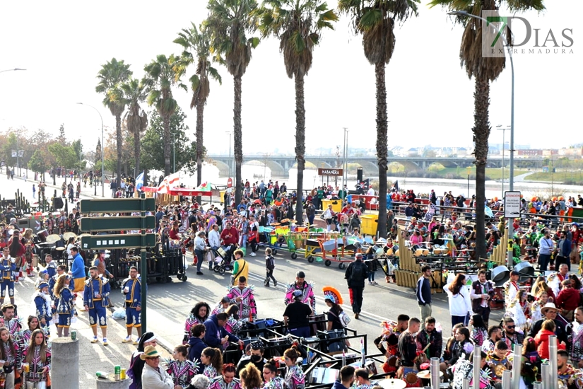 Gran ambiente en las calles de Badajoz para celebrar el regreso del Carnaval