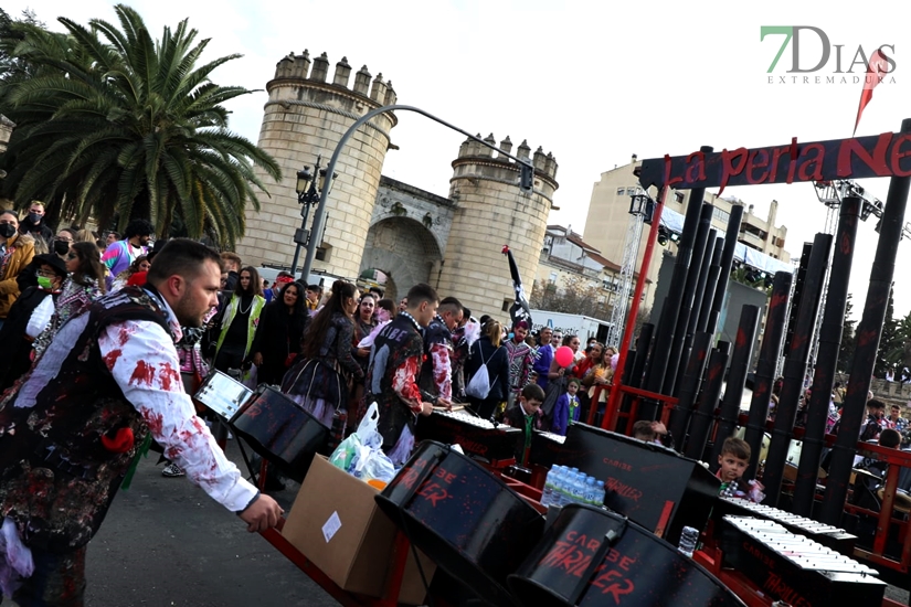 Gran ambiente en las calles de Badajoz para celebrar el regreso del Carnaval