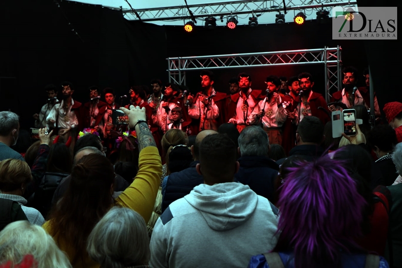 Gran ambiente en las calles de Badajoz para celebrar el regreso del Carnaval