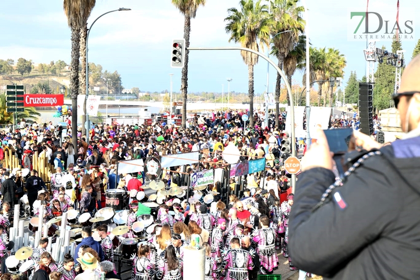 Gran ambiente en las calles de Badajoz para celebrar el regreso del Carnaval